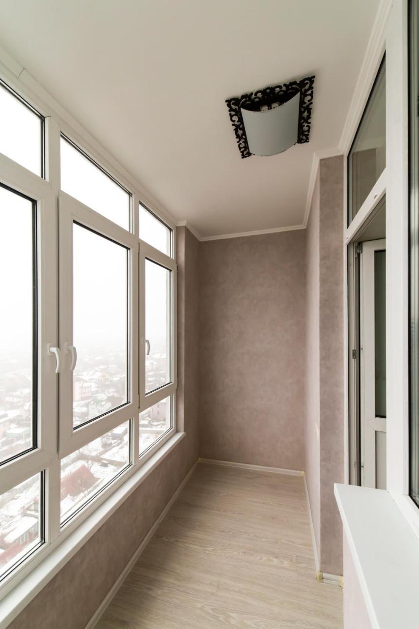 Studio Apartment On Bazhana キエフ エクステリア 写真